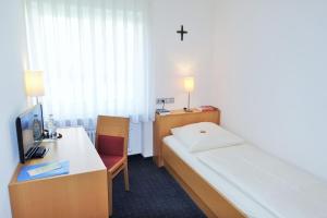Postel nebo postele na pokoji v ubytování Tagungshaus Schönenberg