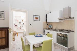 مطبخ أو مطبخ صغير في Il Garbino Suite and Apartment
