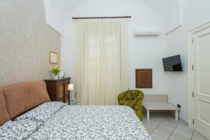 سرير أو أسرّة في غرفة في Il Garbino Suite and Apartment