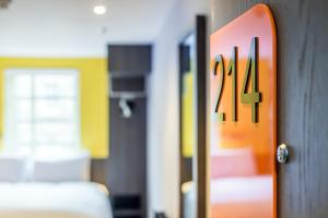 una porta con il numero 44 in una stanza di KM Hotel a Edimburgo