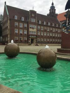 uma piscina de água em frente a um edifício em FeWo Casa Mallorca em Coesfeld