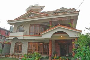 Casa grande con balcón en la parte superior. en Vardan Resort n' Apartment en Pokhara