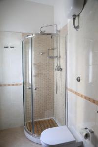ナポリにあるStanza in appartamentoのバスルーム(シャワー、トイレ、洗面台付)