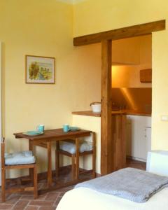 une salle à manger avec une table et une cuisine dans l'établissement Agriturismo Borgo San Francesco, à Basiglio