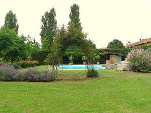 Bazén v ubytování Agriturismo Borgo San Francesco nebo v jeho okolí