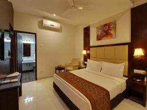 Voodi või voodid majutusasutuse Hotel Sai Jashan Shirdi - Where blessings & comfort meet toas