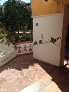 uma parede com três zebras estampadas nela em L'Antica Cantina em Usini