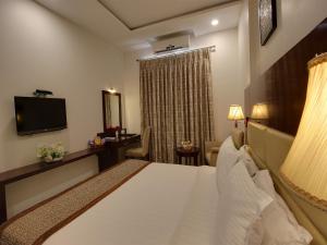 Televiisor ja/või meelelahutuskeskus majutusasutuses Hotel Sai Jashan Shirdi - Where blessings & comfort meet