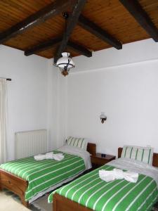 dos camas sentadas una al lado de la otra en un dormitorio en Guesthouse Ariadni en Kríkellon