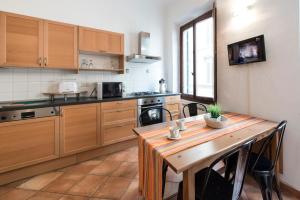 フィレンツェにあるFaenza Doubleのキッチン(木製キャビネット、木製テーブル付)