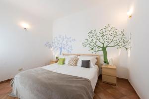 フィレンツェにあるFaenza Doubleのベッドルーム1室(木の壁にベッド1台付)