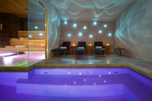 Bazén v ubytování Grand Hotel Campione nebo v jeho okolí