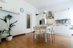 a kitchen with a table and chairs in a room at Casa Vacanze Parco Archeologico in Siracusa