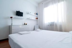 シラクーサにあるCasa Vacanze Parco Archeologicoの白いベッドルーム(白いベッド1台、窓付)