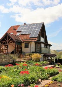 イェーナにあるFerienwohnung Saaletalblickの屋根に太陽光パネルを敷いた家