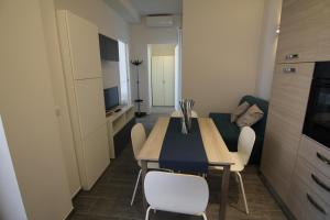 eine Küche und ein Esszimmer mit einem Tisch und Stühlen in der Unterkunft Appartamento Zona Torregalli_Nuvola Rossa in Florenz
