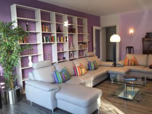uma sala de estar com um sofá e uma estante de livros em Kleeblatthaus WG flieder em Putbus