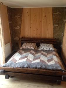 バコヴェルにあるPrelukyの木製の壁のドミトリールームのベッド1台分です。