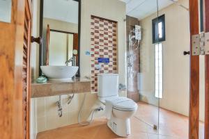 ein Badezimmer mit Toilette und Waschbecken in der Unterkunft Boonme Heritage in Phitsanulok + 15 Fotos