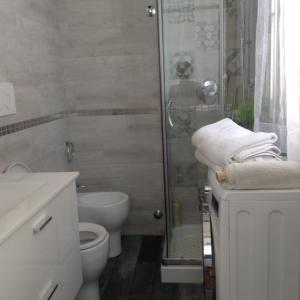 リーパリにあるCasa vacanza Lipariのバスルーム(シャワー、トイレ、シンク付)