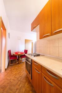 Kuchyň nebo kuchyňský kout v ubytování Apartments Marina