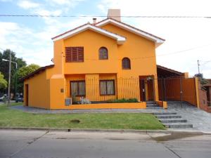 żółty dom po stronie ulicy w obiekcie Casa en B° Tres Cerritos, Salta Capital. Alquiler Temporal w mieście Salta