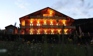 ein Holzhaus mit seitlicher Beleuchtung in der Unterkunft dolomit24 | design apARTments in Sillian