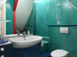 bagno con lavandino bianco e servizi igienici di Appartamento Porta Saragozza a Bologna