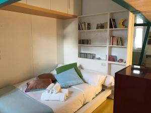 Piccola camera con divano e libreria. di Appartamento Porta Saragozza a Bologna