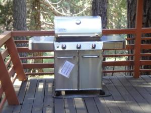 - un barbecue sur une terrasse avec un évier dans l'établissement 39 River Song, à North Wawona