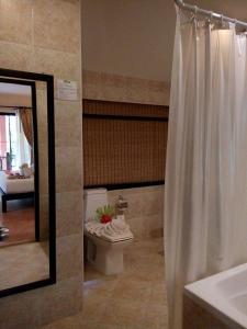 Vannas istaba naktsmītnē Sudala Beach Resort