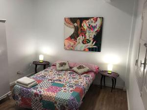 Tempat tidur dalam kamar di Apartamentos La Concepción