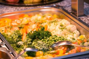 a tray of food with broccoli and cauliflower at Jugendhaus St. Kilian in Miltenberg