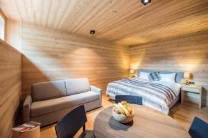 Postel nebo postele na pokoji v ubytování Riffelalp Lodge