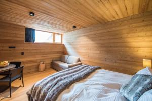 Postel nebo postele na pokoji v ubytování Riffelalp Lodge