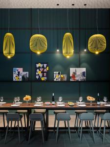 jadalnia ze stołem, krzesłami i światłami w obiekcie Okko Hotels Strasbourg Centre w Strasburgu