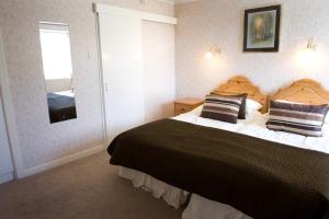 Postel nebo postele na pokoji v ubytování Merkister Hotel
