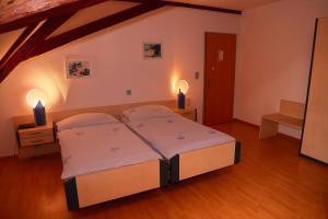 Ένα ή περισσότερα κρεβάτια σε δωμάτιο στο Hotel-Rotisserie La Tour Rouge