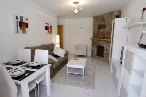 uma sala de estar com um sofá e uma mesa em Apartamento junto al Duero en la Sierra de Urbión em Molinos de Duero