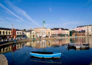 ウェックスフォードにあるFaythe Holiday Home Wexford Townの町の川に停泊しているボート +10枚の写真