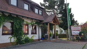 een gebouw met een bord ervoor bij Frankenstube-Winkelhaid in Winkelhaid