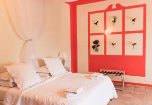 1 dormitorio con 1 cama con flores en la pared en Gite des Carmes and Spa, en Le Thor