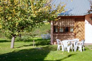 a table and chairs in a yard next to a building at Cabañas Calderón II in San Rafael