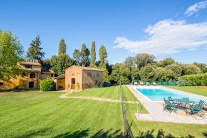 een landgoed met een zwembad en een huis bij Il Casaletto by VacaVilla in Capannoli