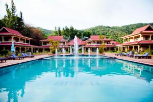 Бассейн в Oasis Hotel Restaurant & Spa или поблизости