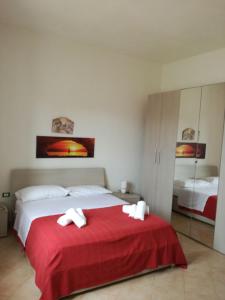 um quarto com uma cama com duas toalhas em Casa Sole e Vento em Birgi Vecchi