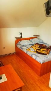 1 cama con marco de madera en una habitación en Guesthouse Ramović en Zlatibor