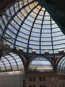 ナポリにあるStudios Galleria Umberto Iの大きなガラス天井の大きな建物