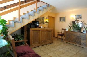 uma sala de estar com uma escada e uma sala de estar em Hotel Restaurant La Ferme de Grambais em Nivelles