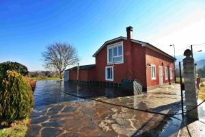 a house sitting on top of a flooded street at Casa Encarna Alfoz in Lagoa